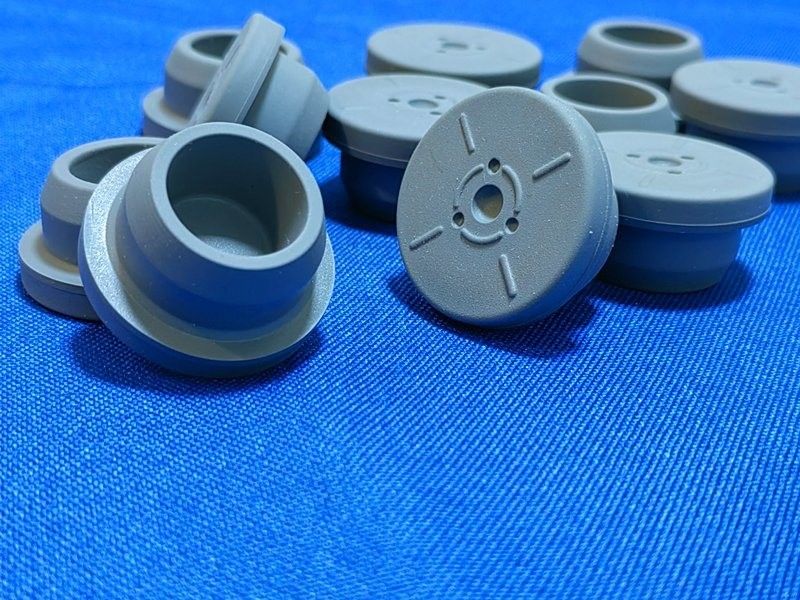 13mm 20mm 32mm Tıbbi Kullanım Mavi Gri Liyofilizasyon Butil Kauçuk Kapakları Cam Şişe için Cam Infüzyon Şişesi