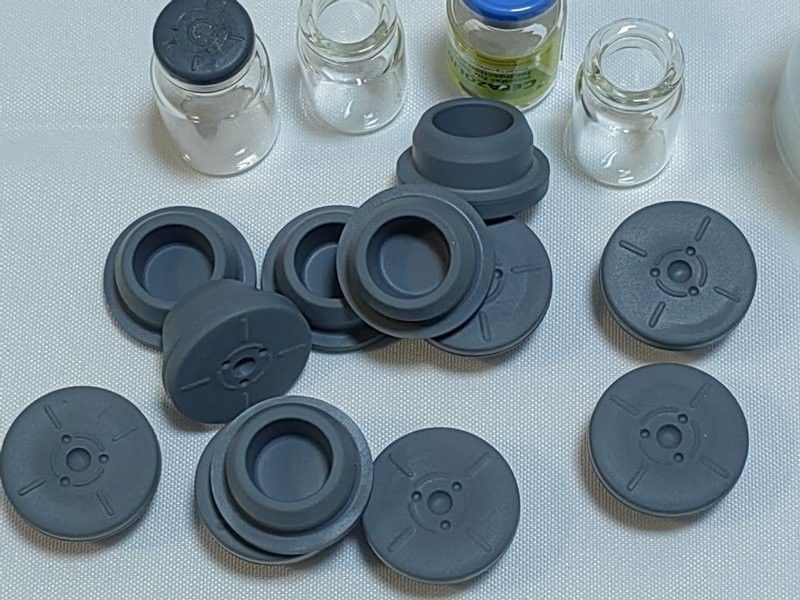 13 mm 32 mm kauçuk fiş Gri Butil Tıbbi Kauçuk Kapak Enjeksiyon Cam Fişekler Cam Infüzyon Şişesi Kullanım