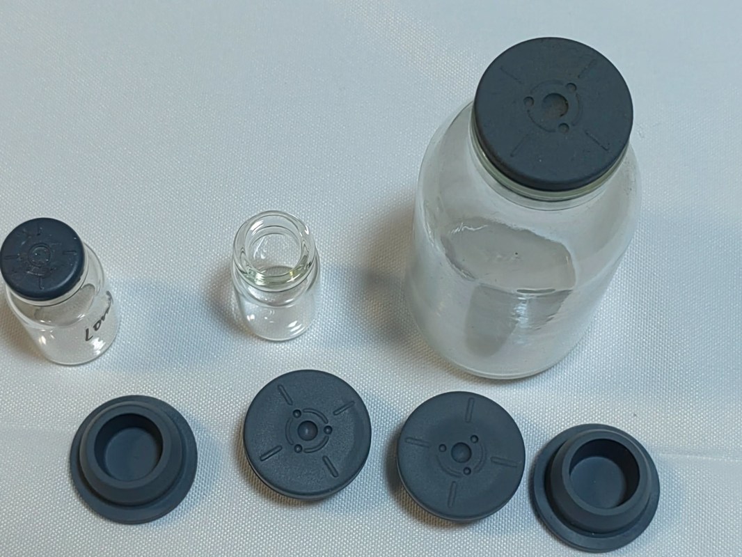 20 mm 23 mm tıbbi şişe kapakları Tıbbi Butil Kauçuk Kapakları İlaçlı Liyofilizasyon Cam Şişe