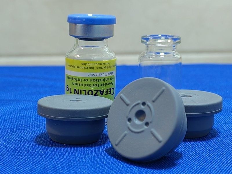 GMP Uygunluğu 13mm 20mm 23mm 28mm 32mm Sterilik Yuvarlak Tıbbi Butyl Kauçuk Kapak Cam Infüzyon Şişesi için