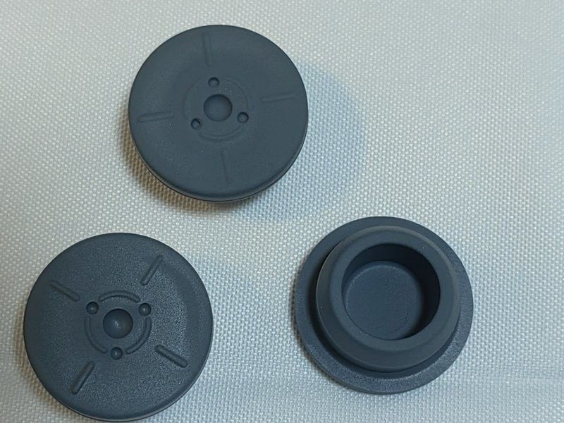 GMP Uygunluğu 13mm 20mm 23mm 28mm 32mm Sterilik Yuvarlak Tıbbi Butyl Kauçuk Kapak Cam Infüzyon Şişesi için