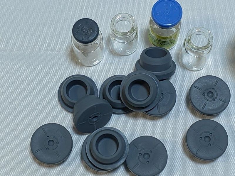 28mm 32mm Etilen oksit sterilize tıbbi tüketim malzemeleri Cam enjeksiyon şişesi için Bromo butil kauçuk durakları