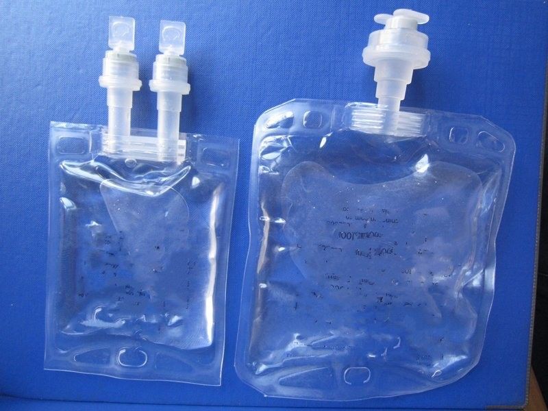 500 ml 1000 ml Sodyum klorür normal tuzlu su döküm torbası Euro Kapalı Single Port Intravenous Non-PVC IV sıvı torbası