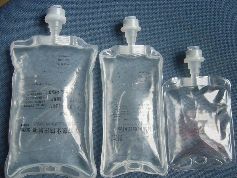 500 ml 1000 ml Sodyum klorür normal tuzlu su döküm torbası Euro Kapalı Single Port Intravenous Non-PVC IV sıvı torbası